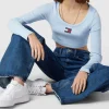 Tommy Jeans Cropped Longsleeve Mit Label-Patch Modell ‘CROP RIB CENTER BADGE’ – Hellblau 17