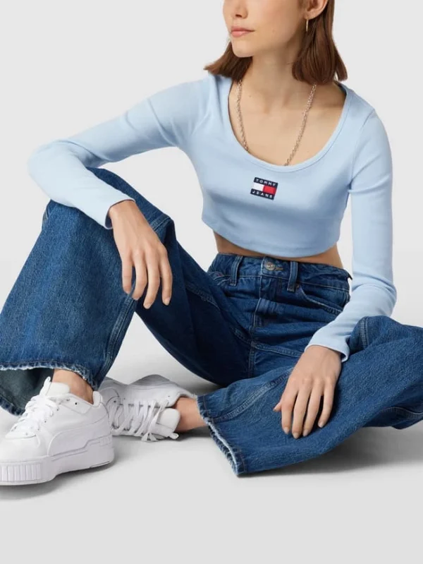 Tommy Jeans Cropped Longsleeve Mit Label-Patch Modell ‘CROP RIB CENTER BADGE’ – Hellblau 1